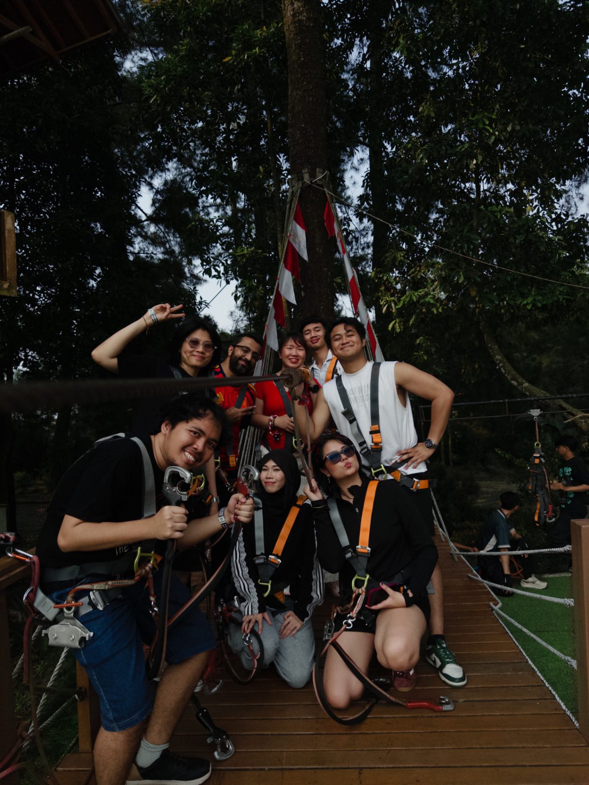 SIDEQUESTERS di jembatan gantung, lengkap sama harness
